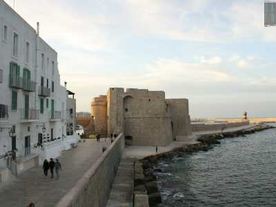 Camminiamo quindi sul lungomare Santa Maria...
